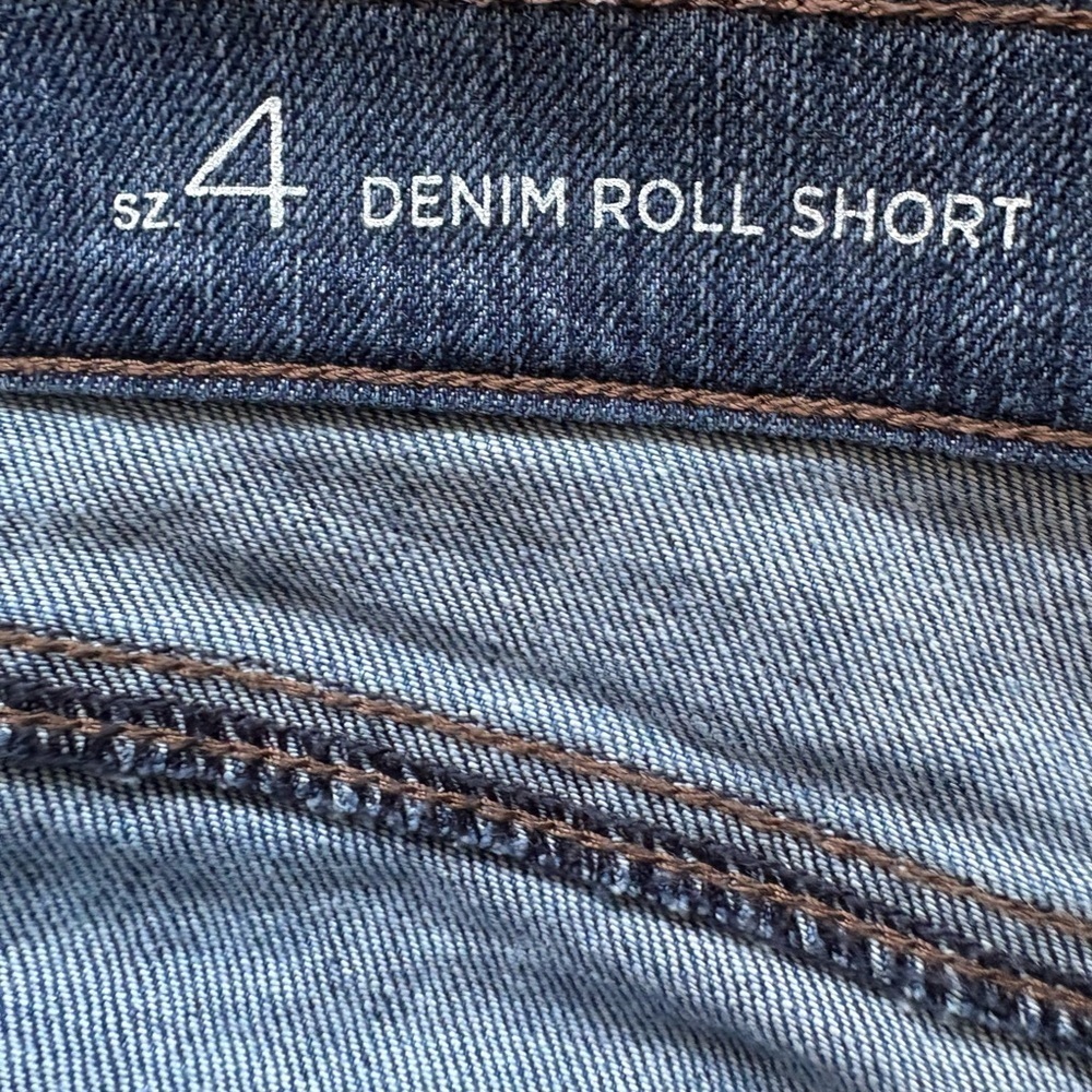 Loft woman’s denim roll shorts size 4 medium wash Jean cut off pre-loved - Picture 7 of 9